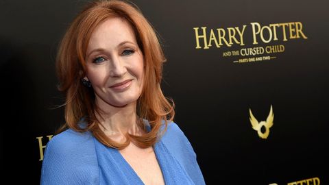 J.K. Rowling steht bei einer Premiere vor eine Fotow