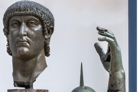 Das sind die Reste einer ehemals fast 12 Meter hohen Figur.
