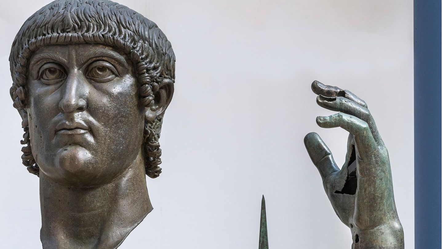 Das sind die Reste einer ehemals fast 12 Meter hohen Figur.