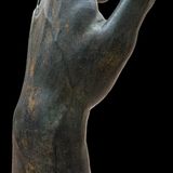 Anders als der Kopf ist die Hand realistisch nachgebildet.