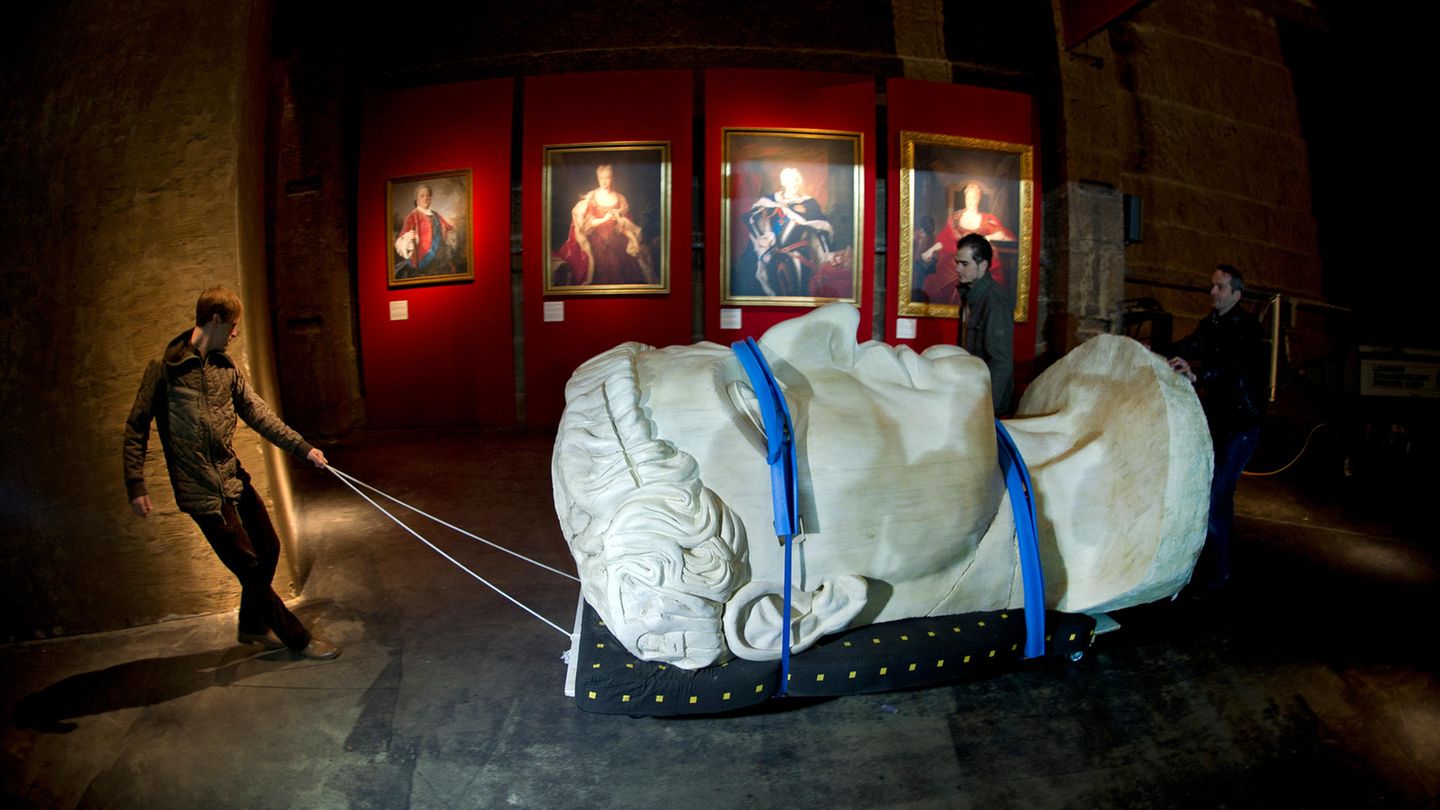 Hier wird eine Nachbildung des Kopfes für eine Ausstellung transportiert.