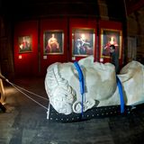 Hier wird eine Nachbildung des Kopfes für eine Ausstellung transportiert.