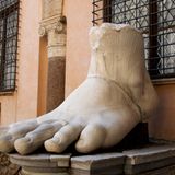 Am Fuß erkennt man die Größe der Statue.