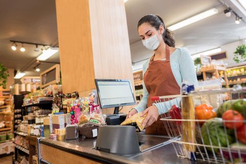 Kassiererin im Supermarkt