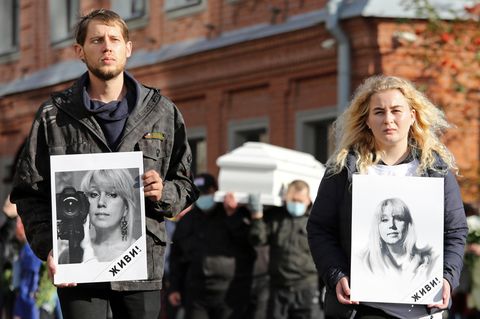 Stanislaw und Margarita Murachtajew auf der Beerdigung ihrer Mutter Irina.