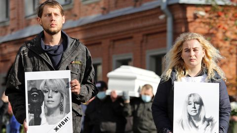 Stanislaw und Margarita Murachtajew auf der Beerdigung ihrer Mutter Irina.