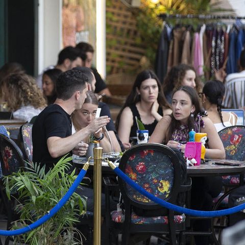 Menschen genießen ihre Zeit in einem Café: Das Tragen von Masken ist in Israel nach einem Rückgang der Infektionsraten in Tel Aviv nicht mehr erforderlich ist