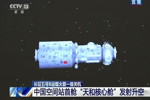 Das Modul einer chinesischen Raumfahrtstation vor einem schwarzen Himmel und chinesischen Schriftzeichen