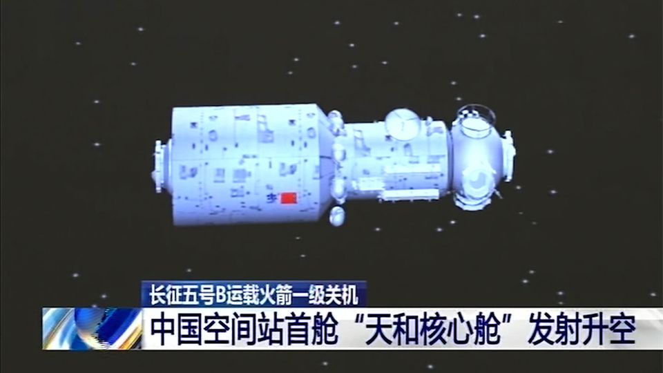 Das Modul einer chinesischen Raumfahrtstation vor einem schwarzen Himmel und chinesischen Schriftzeichen