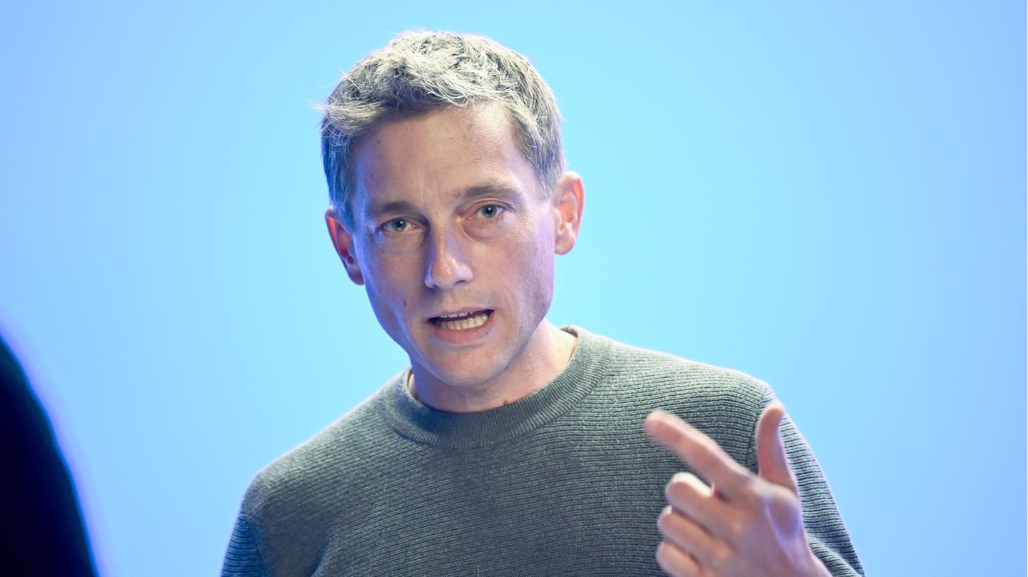Schauspieler Volker Bruch gestikuliert bei Dreharbeiten im Mai 2020