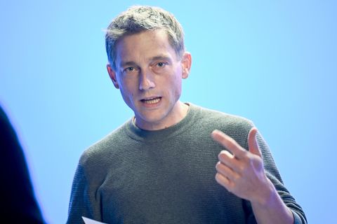 Schauspieler Volker Bruch gestikuliert bei Dreharbeiten im Mai 2020