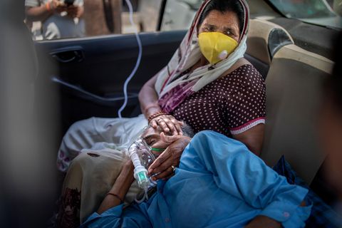 Mann liegt mit mit Sauerstoffmaske in einem Auto