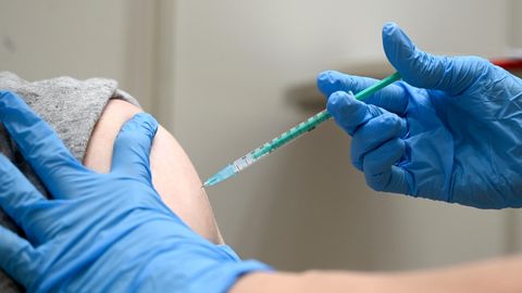 Eine Ärztin impft einen Mann mit dem Corona-Impfstoff von Moderna