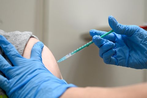 Eine Ärztin impft einen Mann mit dem Corona-Impfstoff von Moderna