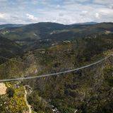 Die Brückenkonstruktion wird von zwei dicken Stahlseilen und je zwei massiven Türmen gehalten.