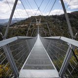 Voraussetzung für die Begehung: absolute Schwindelfreiheit, denn die Metallroste ermöglichen bei jedem Schritt den Tiefblick.