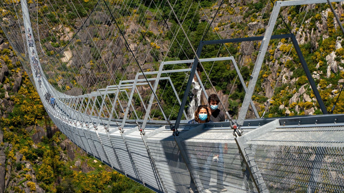 Mit einer Länge von 516 Metern toppt diese Brücke die 494 Meter lange "Charles Kuonen" , eine Hängebrücke auf dem Europaweg von Grächen nach Zermatt im Wallis.