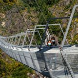 Mit einer Länge von 516 Metern toppt diese Brücke die 494 Meter lange "Charles Kuonen" , eine Hängebrücke auf dem Europaweg von Grächen nach Zermatt im Wallis.