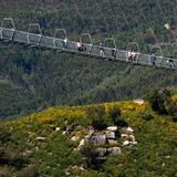 Führer des Parks empfehlen den Besuchern, beim ersten Mal lieber geradeaus und nicht auf das Metallgitterrost nach unten zu schauen.
