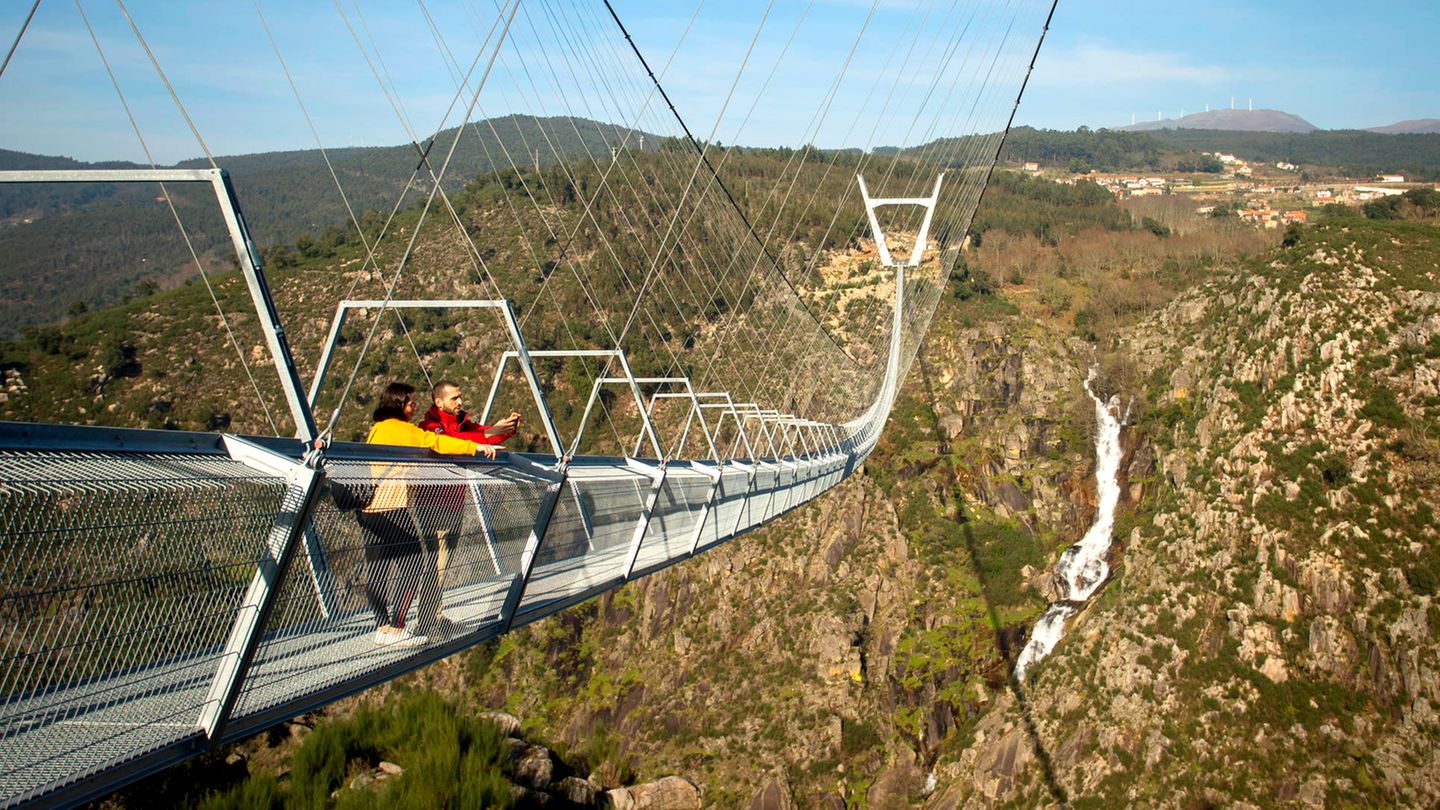 Die "516 Arouca" liegt im Geopark Arouca in der  Serra da Freita, rund 50 Kilometer südöstlich der Stadt Porto.