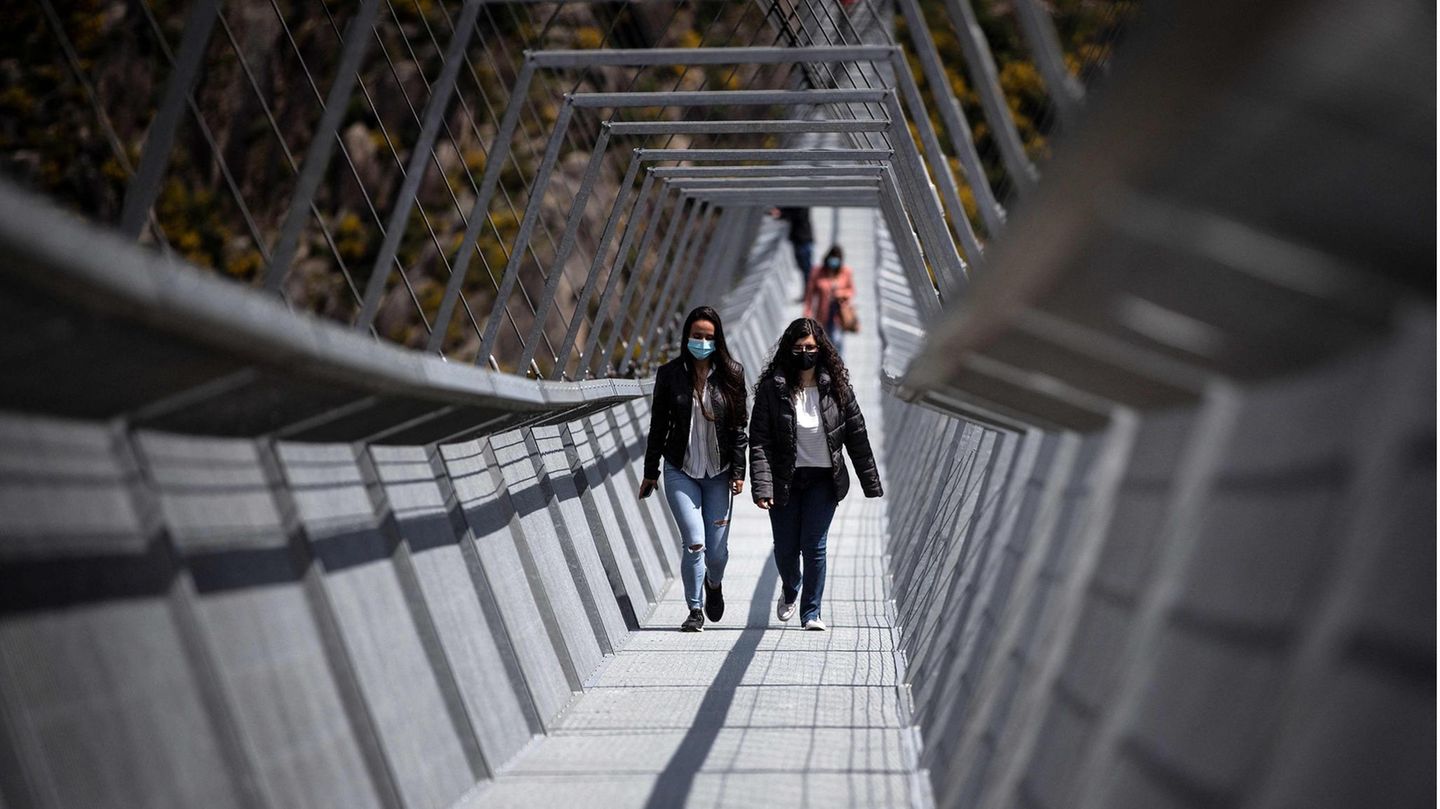 Der Weg ist 1,2 Meter breit. So können sich Wanderer auch in beiden Richtungen problemlos begegnen.