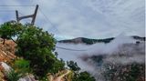 Bild 1 von 10 der Fotostrecke zum Klicken:  Vom Nebel um umhüllt: die "516 Arouca", die neue Hängebrücke bei dem Ort Arouca.