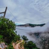 Bild 1 von 10 der Fotostrecke zum Klicken:  Vom Nebel um umhüllt: die "516 Arouca", die neue Hängebrücke bei dem Ort Arouca.
