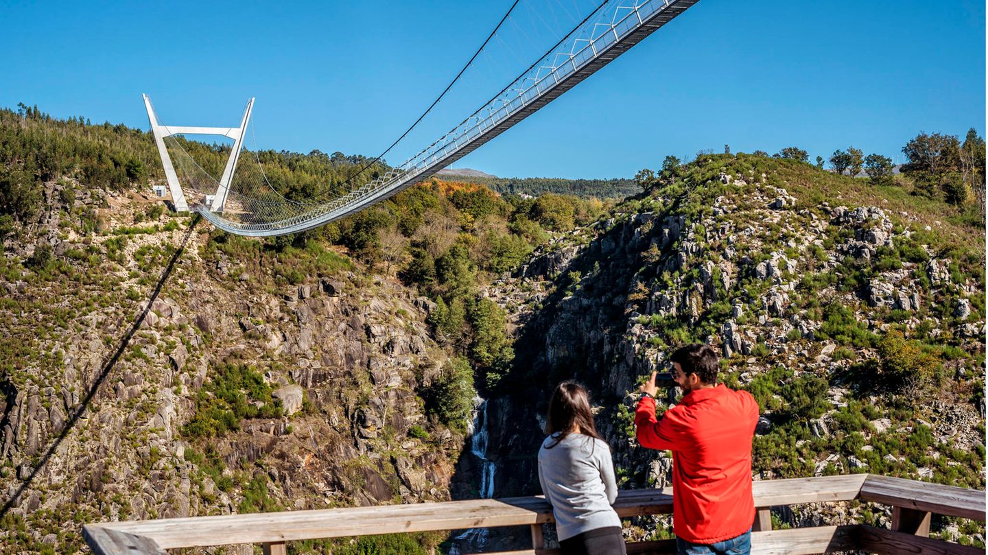 Aussichtsplattform weiter unterhalb: Die Hängebrücke überwindet die tiefe Schlucht des Flusses Paiva.