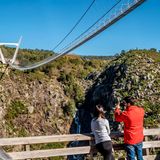 Aussichtsplattform weiter unterhalb: Die Hängebrücke überwindet die tiefe Schlucht des Flusses Paiva.