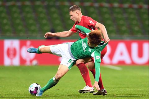 Im DFB-Pokal-Halbfinale vor wenigen Tagen liefern sich Bremens Osako (vorn) und Leipzigs Orban einen Zweikampf