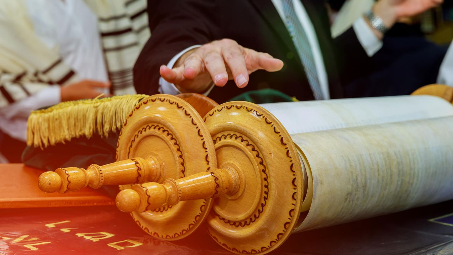 Rabbi mit Tora-Schriftrollen