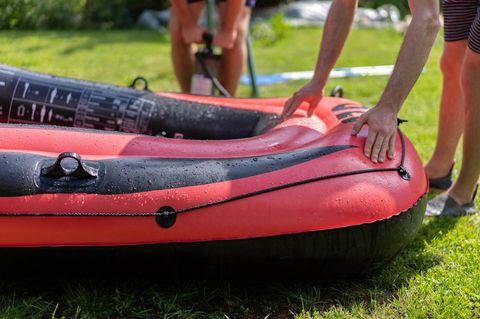 Ein kaputtes Schlauchboot lässt sich oftmals reparieren