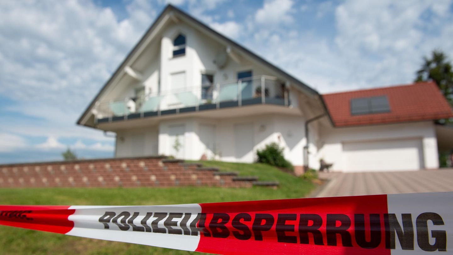 Mit Flatterband  ist der Bereich vor dem Haus des ermordeten Kasseler Regierungspräsidenten Lübcke abgesperrt