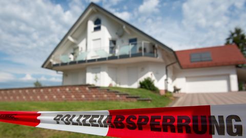 Mit Flatterband  ist der Bereich vor dem Haus des ermordeten Kasseler Regierungspräsidenten Lübcke abgesperrt