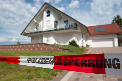 Mit Flatterband  ist der Bereich vor dem Haus des ermordeten Kasseler Regierungspräsidenten Lübcke abgesperrt