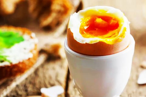 Eier kochen: Ein Frühstücksei in einem Eierbeicher