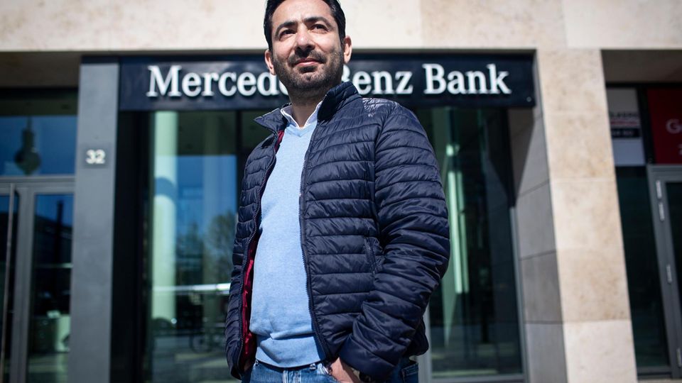 Raid Wahiba vor der Mercedes-Benz Bank in Berlin-Mitte