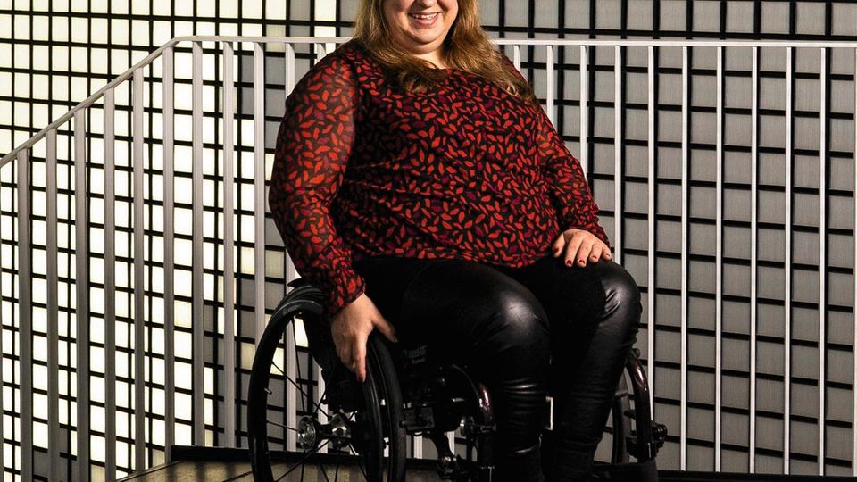 Silke Schenk im Museum von Mann+Hummel