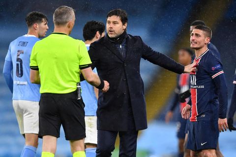 Paris Saint-Germains Trainer Mauricio Pochettino (m.) diskutiert mit dem niederländischen Schiedsrichter Björn Kuipers