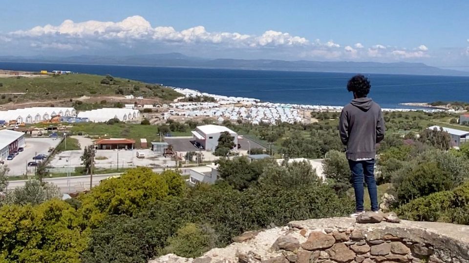 Von einem Hügel blickt Milad Ebrahimi auf die Zeltreihen des neuen Lagers für Geflüchtete auf Lesbos. Von einem Hügel blickt Milad Ebrahimi auf die Zeltreihen des neuen Lagers für Geflüchtete auf Lesbos.