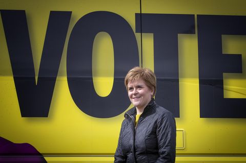 Nicola Sturgeon steht neben dem Wahlkampfbus der Partei während des Wahlkampfes für die schottischen Parlamentswahlen
