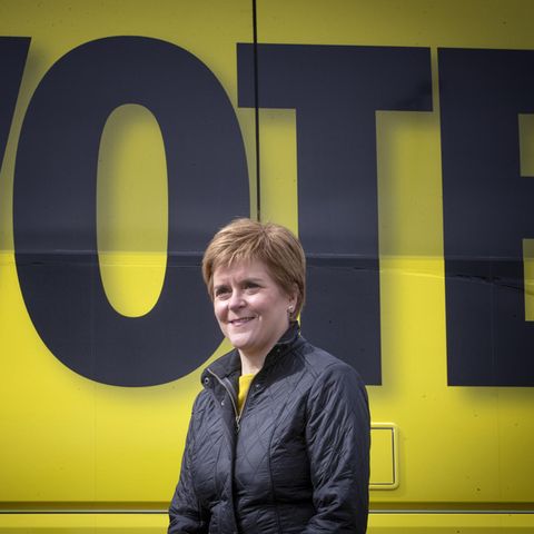 Nicola Sturgeon steht neben dem Wahlkampfbus der Partei während des Wahlkampfes für die schottischen Parlamentswahlen