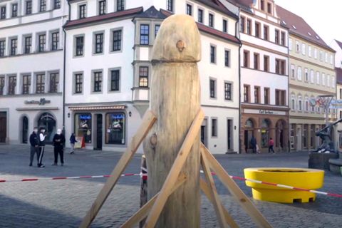 Penis oder strammer Spargel? Holzskulptur auf Torgauer Marktplatz sorgt für Aufsehen.
