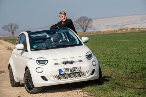 Tester Rolf-Herbert Peters vor dem Braunkohletagebau Hambach