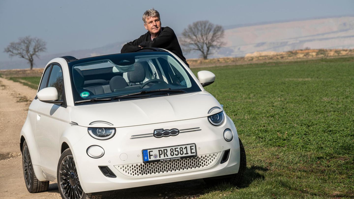 Mobilitätskolumne (FINAL) >> Fiat 500 E TestFahrt im Braunkohlegebiet bei K ln- ehemalige Ortslage Manheim- N he Kraftwerk Neurath bei Rommerkirchen24.M rz 2021 Tester Rolf-Herbert Peters vor dem Braunkohletagebau Hambach