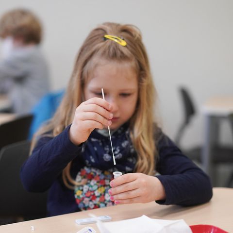 Ein Mädchen beim Corona-Selbsttest in der Schule.