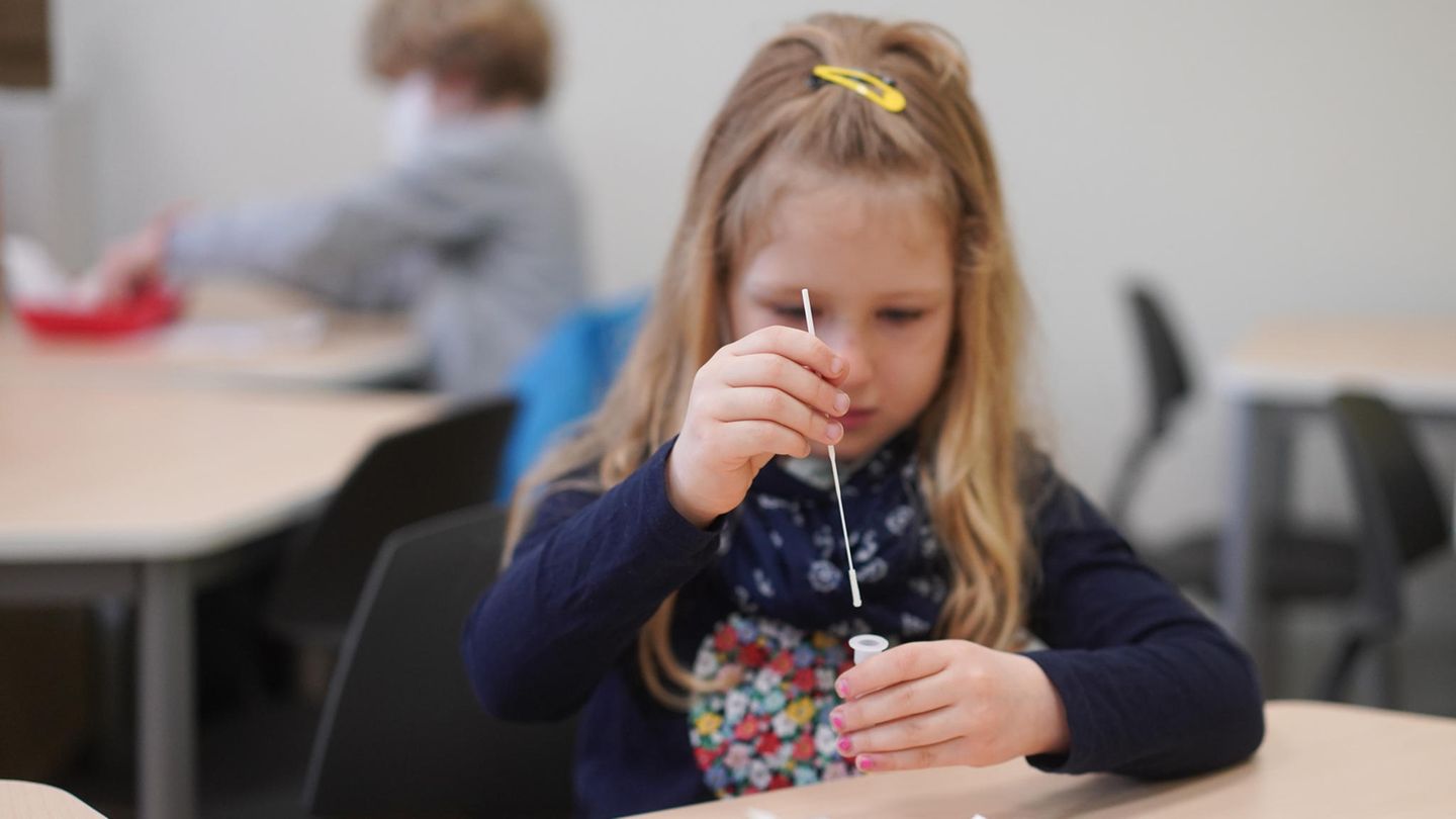 Ein Mädchen beim Corona-Selbsttest in der Schule. Ein Mädchen beim Corona-Selbsttest in der Schule.