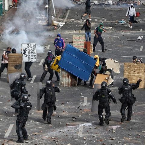In Cali geraten immer wieder Demonstrierenden mit Polizeikräften aneinander