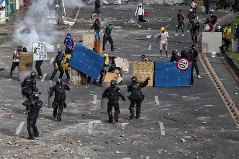 In Cali geraten immer wieder Demonstrierenden mit Polizeikräften aneinander