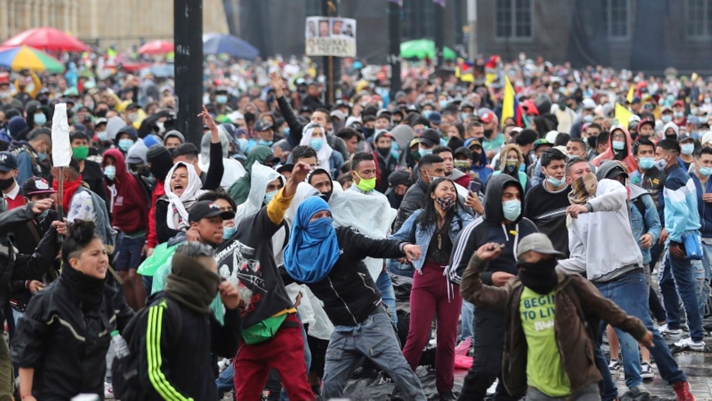Proteste nach Steuerreform: In Bogotá fliegen nicht nur Steine: Die Straßenschlachten zwischen Demonstrierenden und Polizeikräften eskalieren seit Tagen In Bogotá fliegen nicht nur Steine: Die Straßenschlachten zwischen Demonstrierenden und Polizeikräften eskalieren seit Tagen